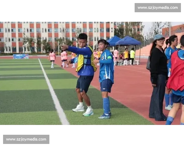 门神” 某色石布：用热爱架起两代足球桥